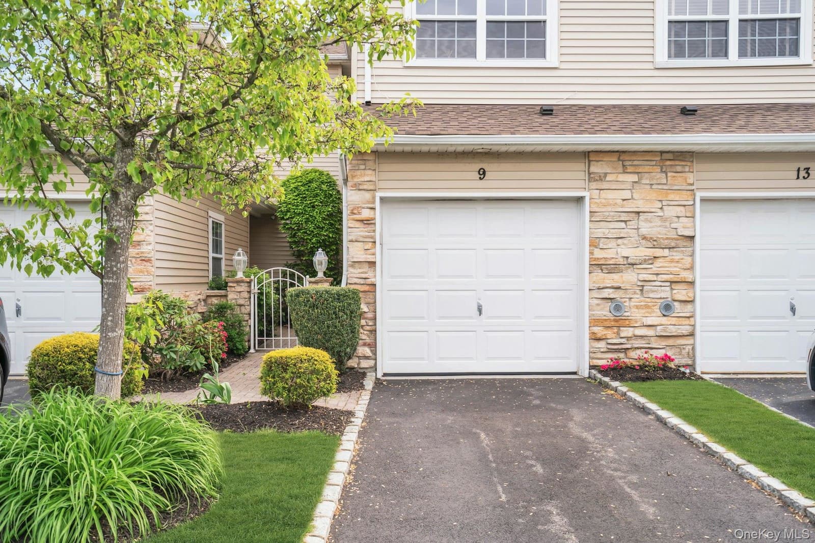 9 Windwatch Dr, Hauppauge, NY 11788 property exterior