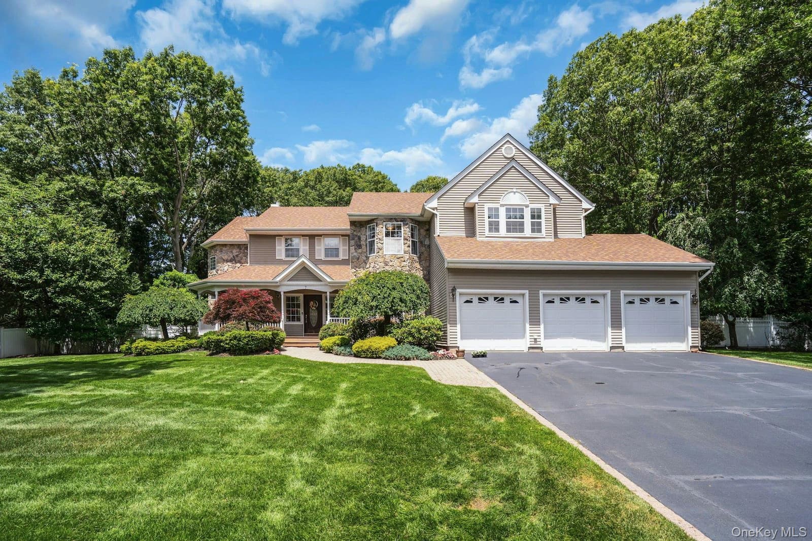 7 Dorm Ct, East Setauket, NY 11733 property exterior